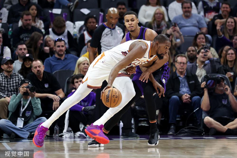 踏上球场的 踏上球场的