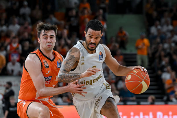 的年薪约为 的年薪约为