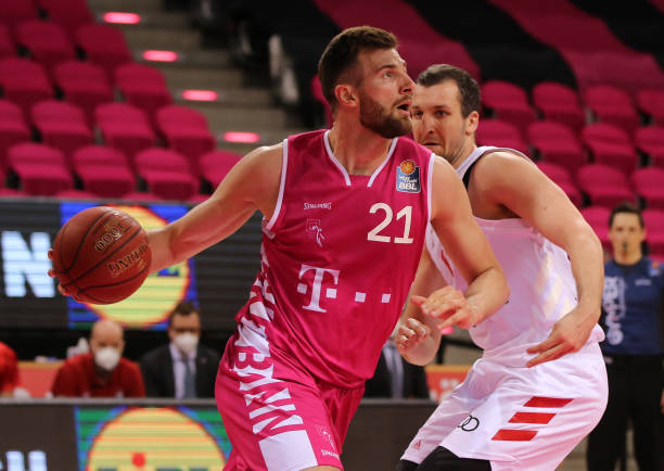 他确保了球 他确保了球